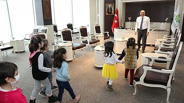 Başkan Kavuş, çocuklara şivlilik dağıttı