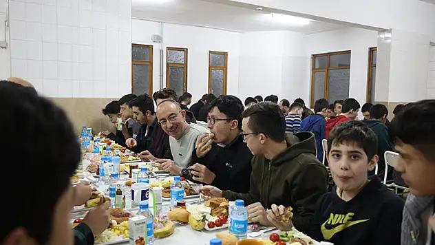 Başkan Kavuş, iftar ve sahurda gençlerle buluştu