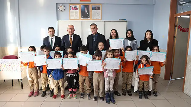 Başkan Kavuş ilkokul öğrencilerinin karne heyecanına ortak oldu