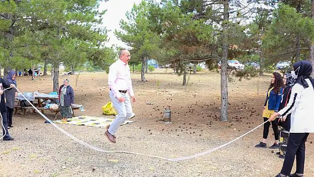Başkan Kavuş Meram Millet Bahçesi'nde piknikçilerle buluştu
