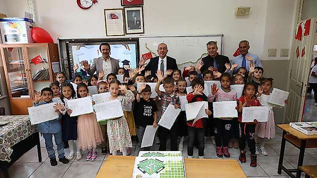 Başkan Kavuş, öğrencilerin karne heyecanına ortak oldu
