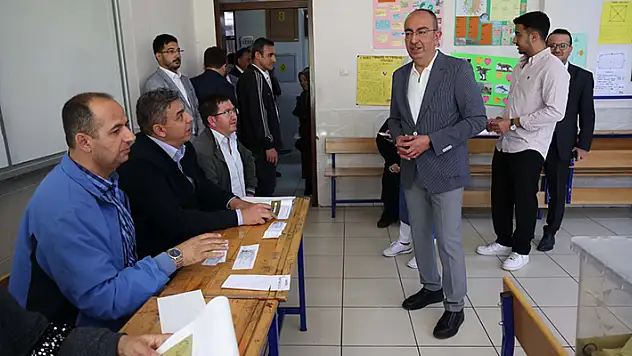 Başkan Kavuş oyunu eşi ve oğlu ile birlikte kullandı