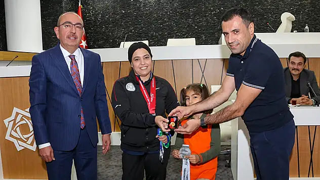 Başkan Kavuş, şampiyonları ödüllendirdi