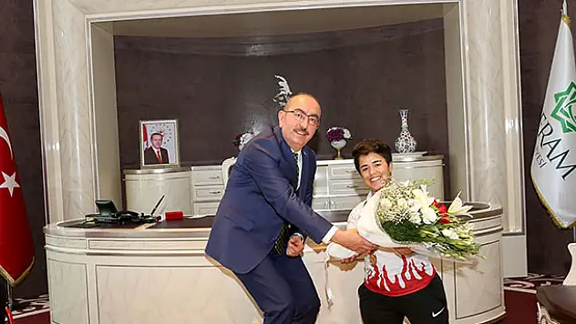 Başkan Kavuş şampiyon sporcuları ağırladı