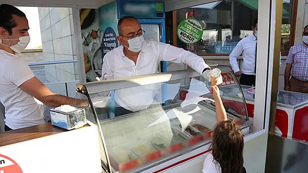 Başkan Kavuş'tan çocuklara dondurma