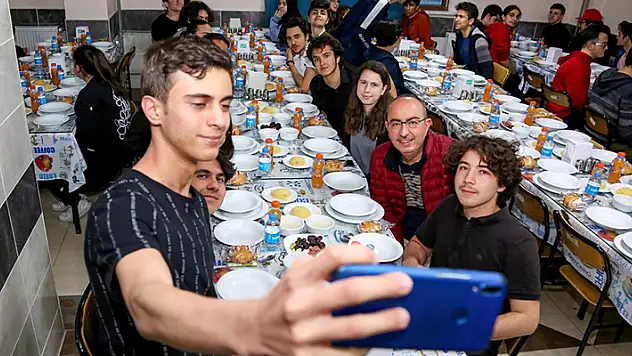 Başkan Kavuş'tan gençleri sevindiren hediye