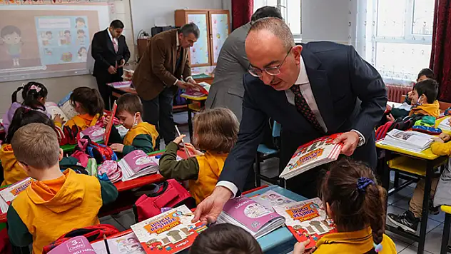Başkan Kavuş'tan öğrencilere kitap sürprizi
