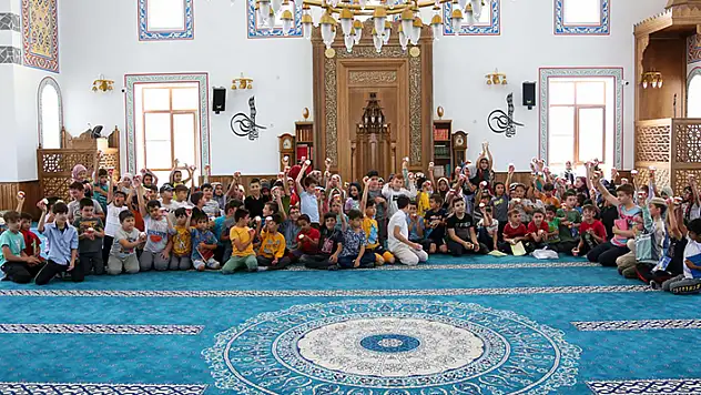 Başkan Kavuş'tan yaz kurslarında  eğitim alan çocuklara dondurma sürprizi