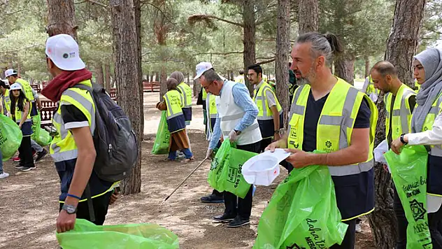 Başkan Kavuş üniversiteli gençlerle çevre temizliği yaptı
