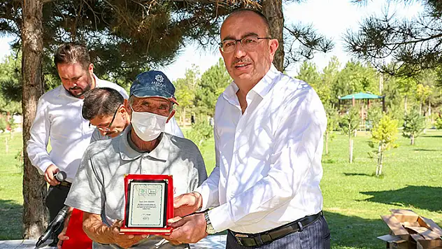 Başkan Kavuş'tan üstün performans gösteren personele plaket
