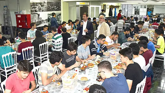 Başkan Kılca 7 yıl kaldığı yurtta sahur yaptı