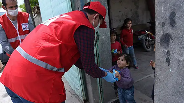 Başkan Kılca, Kızılay gönüllüsü olup ekmek ve gıda kolisi dağıttı
