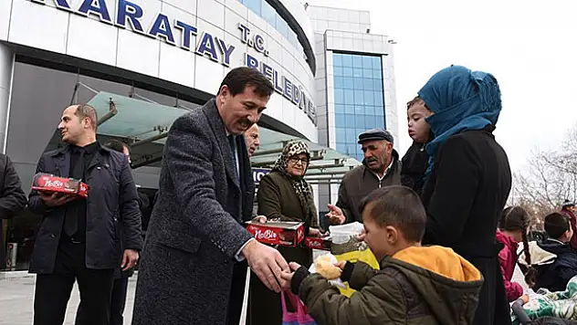 Başkan Kılca vatandaşa pişi, çocuklara şivlilik dağıttı