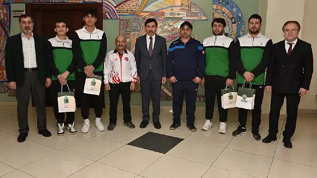 Başkan Kılca'dan başarılı sporculara ödül
