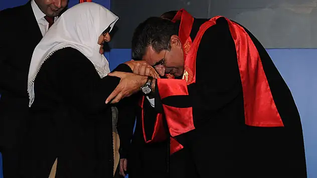 Başkan Konuk: 'Bu sene anneler gününde bedenler uzak gönüller daha bir yakın olacak'