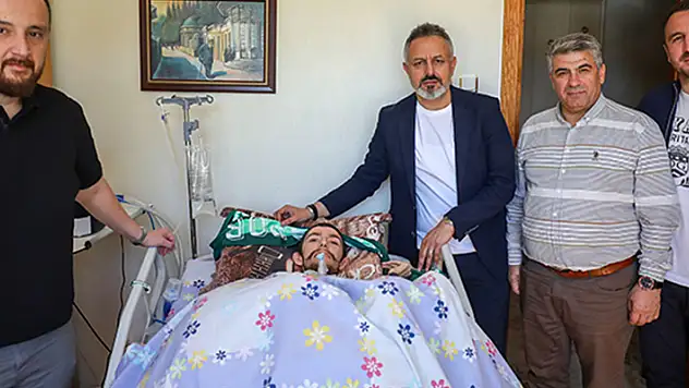 Başkan Korkmaz, Muhammed'i evinde ziyaret etti
