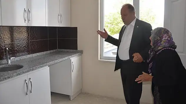 Başkan Oprukçu Anakız Öğer'in evini teslim etti
