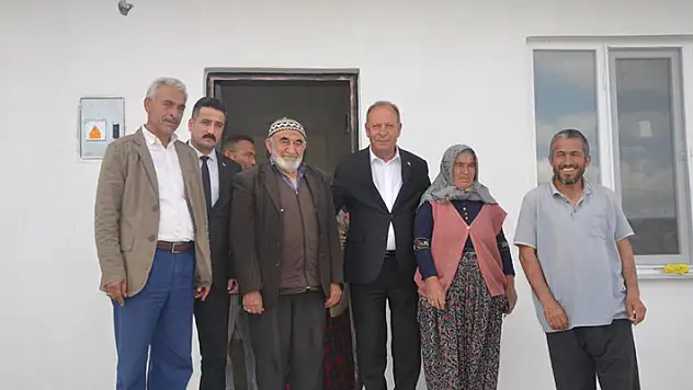 Başkan Oprukçu, evi depremde hasar gören ailenin yüzünü güldürdü
