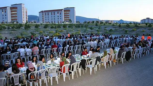 Başkan Oprukçu, NEÜ öğrencisi ve personeliyle iftarda buluştu