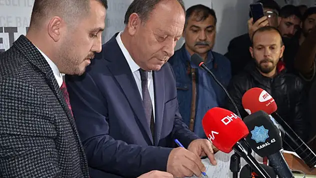 Başkan Oprukçu resmi MHP üyelik formunu imzaladı