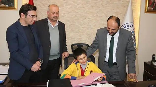 Başkan Özaltun, bedensel engelli Toprak'ı misafir etti