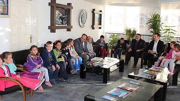 Başkan Özaltun'dan İlkokula Bilgisayar Hediyesi