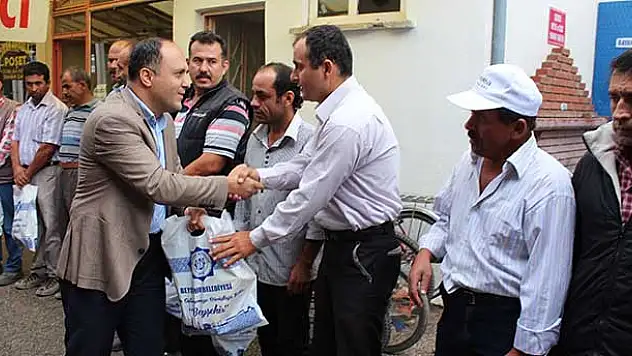 Başkan Özaltun'dan Tatilde Çalışan Personele Hediye Paketi