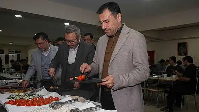 Başkan Özgökçen sahurda öğrencilerle buluştu