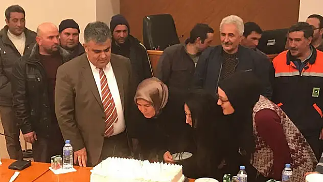 Başkan Özgüven'den personele sürpriz doğum günü