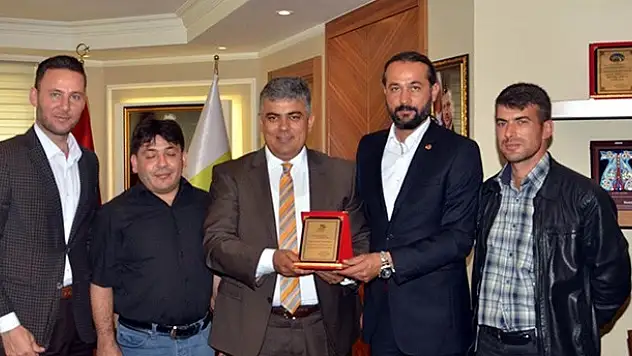 Başkan Özgüven'e Teşekkür Plaketi
