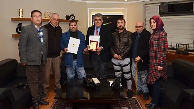 Başkan Özgüven'e Teşekkür Plaketi