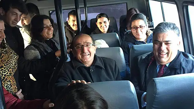 Başkan Özgüven minibüse bindi