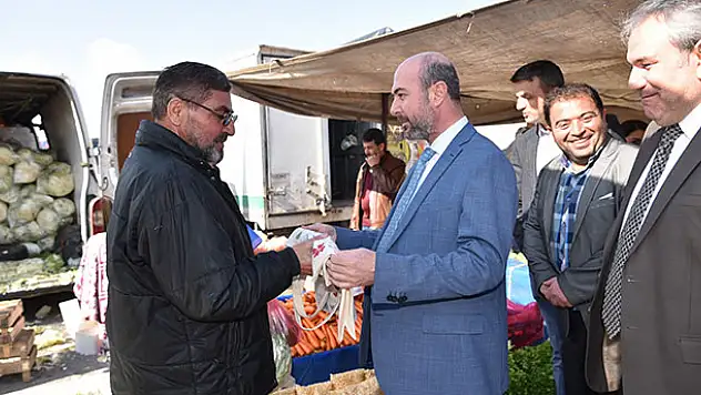 Başkan Pekyatırmacı bez torba dağıttı