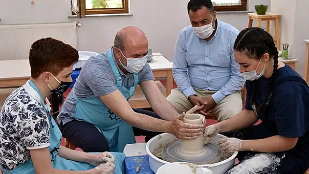 Başkan Pekyatırmacı çini ve seramik eğitimi alan baba ve çocuklarıyla buluştu