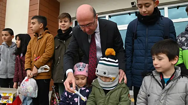 Başkan Pekyatırmacı, çocuklara şivlilik dağıttı 
