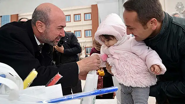 Başkan Pekyatırmacı çocuklara şivlilik dağıttı