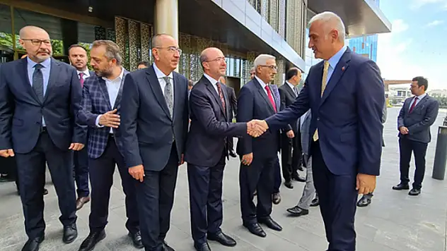 Başkan Pekyatırmacı'dan Bakan Ersoy'a eser takdimi