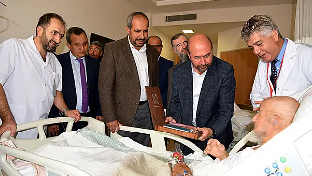 Başkan Pekyatırmacı'dan hastalara anlamlı ziyaret