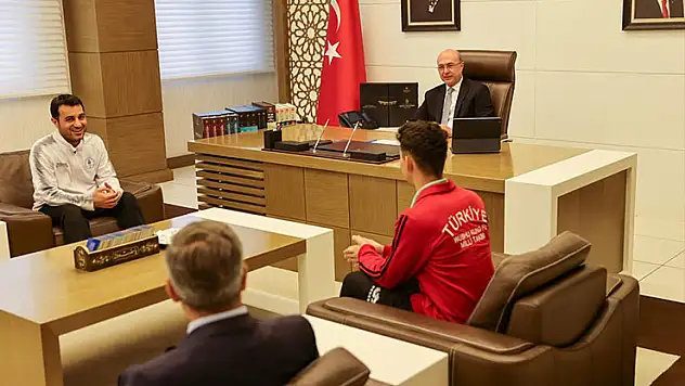Başkan Pekyatırmacı dünya şampiyonunu ağırladı