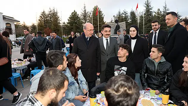 Başkan Pekyatırmacı, iftar ve sahur bereketini gençlerle paylaştı

