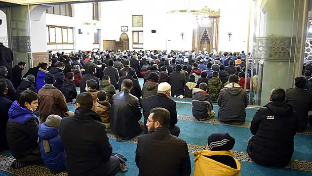 Başkan Pekyatırmacı öğrencilerle birlikte saf tuttu

