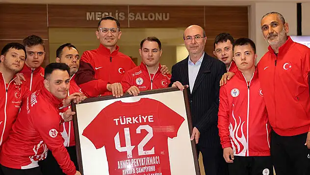 Başkan Pekyatırmacı Özel Sporcular Futsal Milli Takımı'nı misafir etti