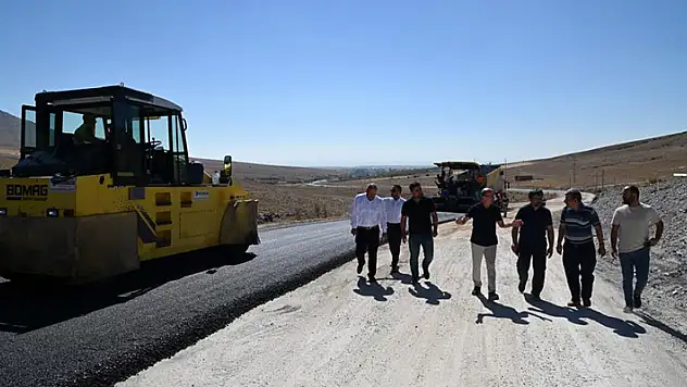Başkan Pekyatırmacı, Sızma'da asfalt çalışmalarını yerinde inceledi
