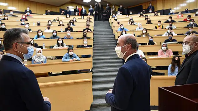 Başkan Pekyatırmacı SÜ'de derse katıldı
