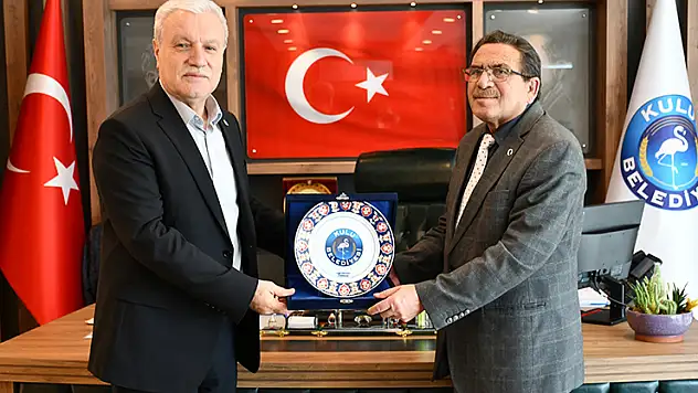 Başkan Sertdemir'den 42 yıllık çalışana plaket