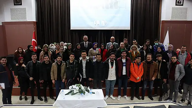 Başkan Sinacı, üniversiteli gençlerle buluştu
