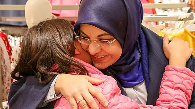 Başkan Toru, çocukların yüzünü güldürdü