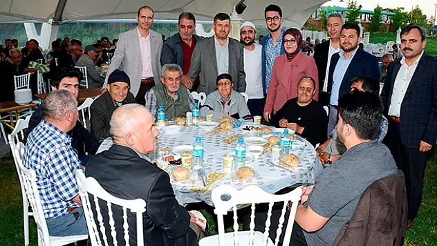 Başkan Toru gönül dostlarıyla iftar açtı
