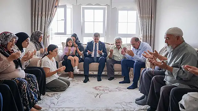 Başkan Tugay yangın şehidi İbrahim Demir'in ailesini ziyaret etti