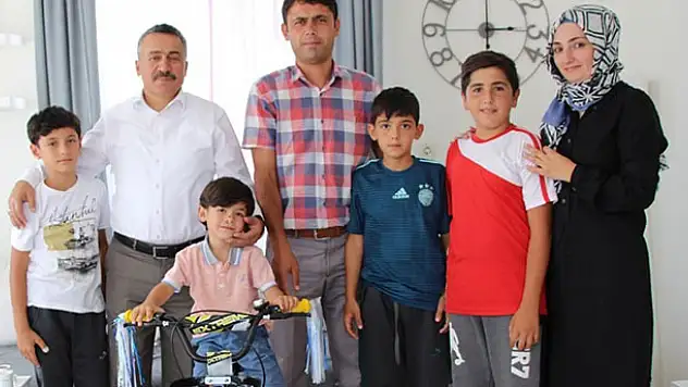 Başkan Tutal'dan 5 yaşındaki çocuğa hediye bisiklet
